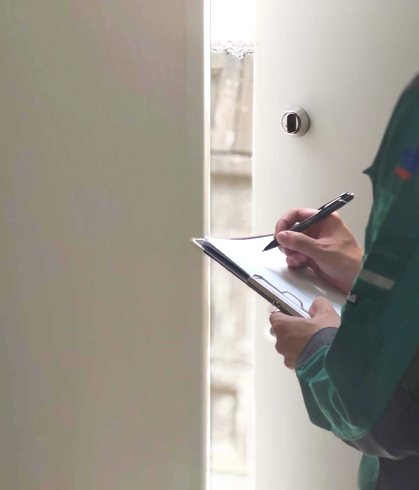 点検資格者が消防設備をチェックしている画像