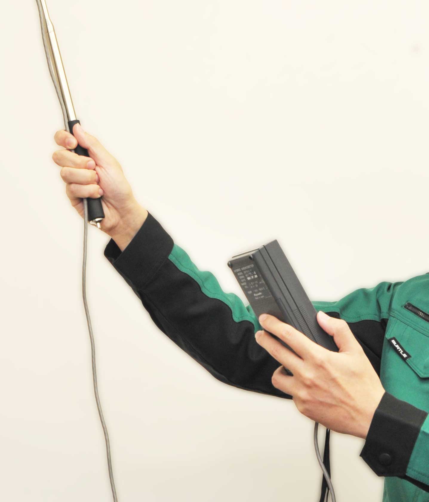 環境衛生管理スタッフが測定器を使用している画像