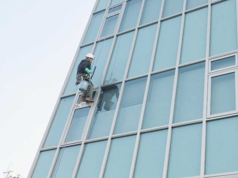高所ガラス清掃